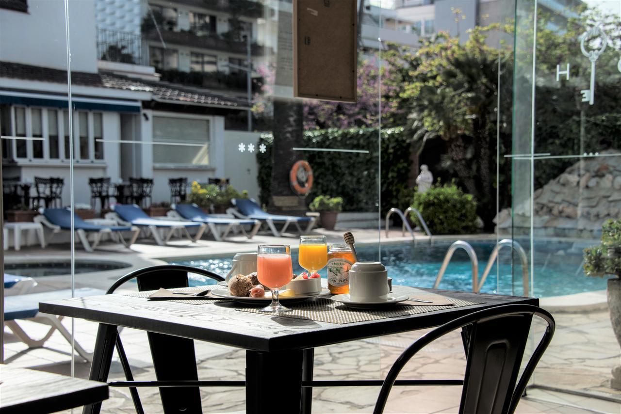 Hotel Capri Ситжес Екстериор снимка
