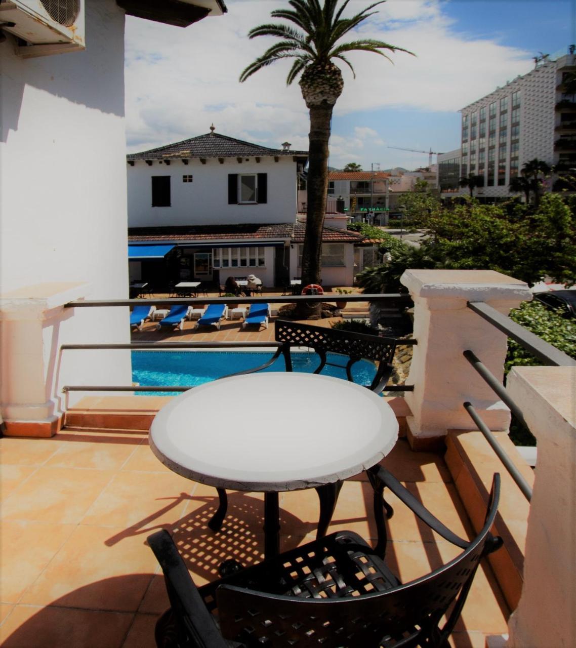 Hotel Capri Ситжес Екстериор снимка